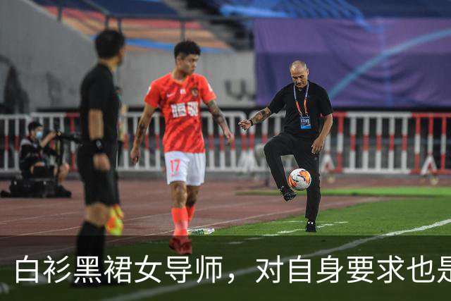 白衫黑裙女导师，对自身要求也是严格的